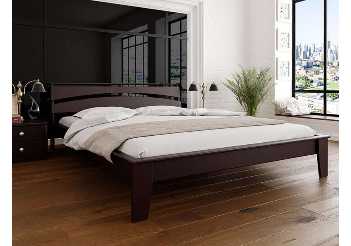 кровать из массива белого цвета
