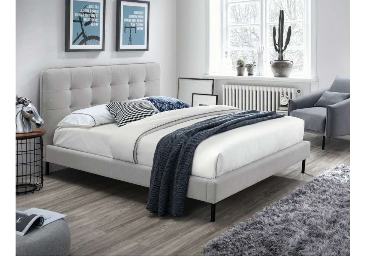 кровать на ножках в спальню