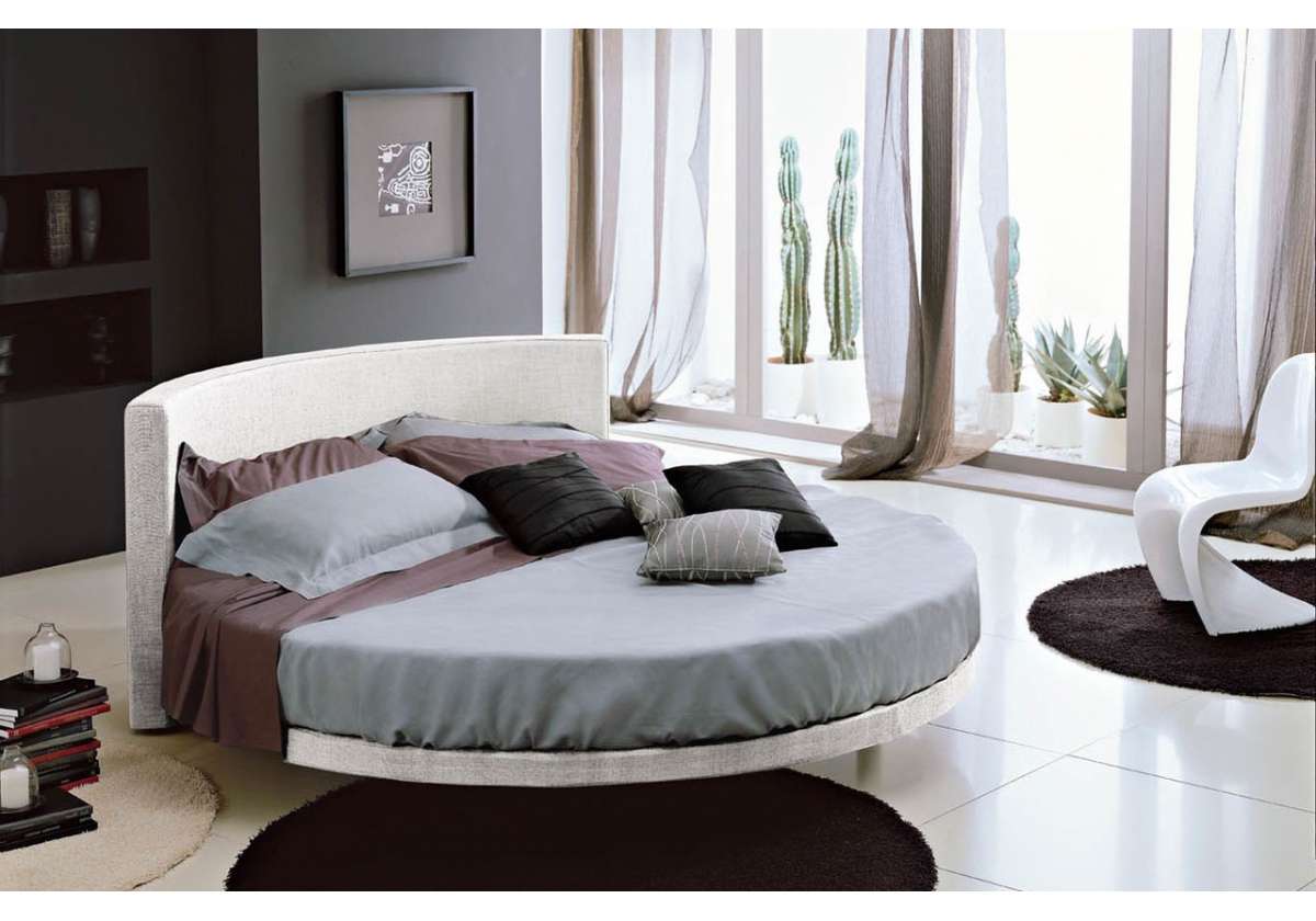 круглая кровать двуспальная в интерьере